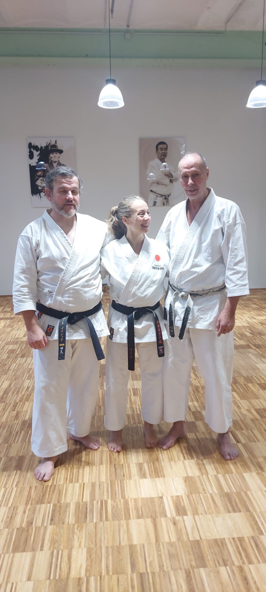 Drei Karateka im Dojo nach dem Training
