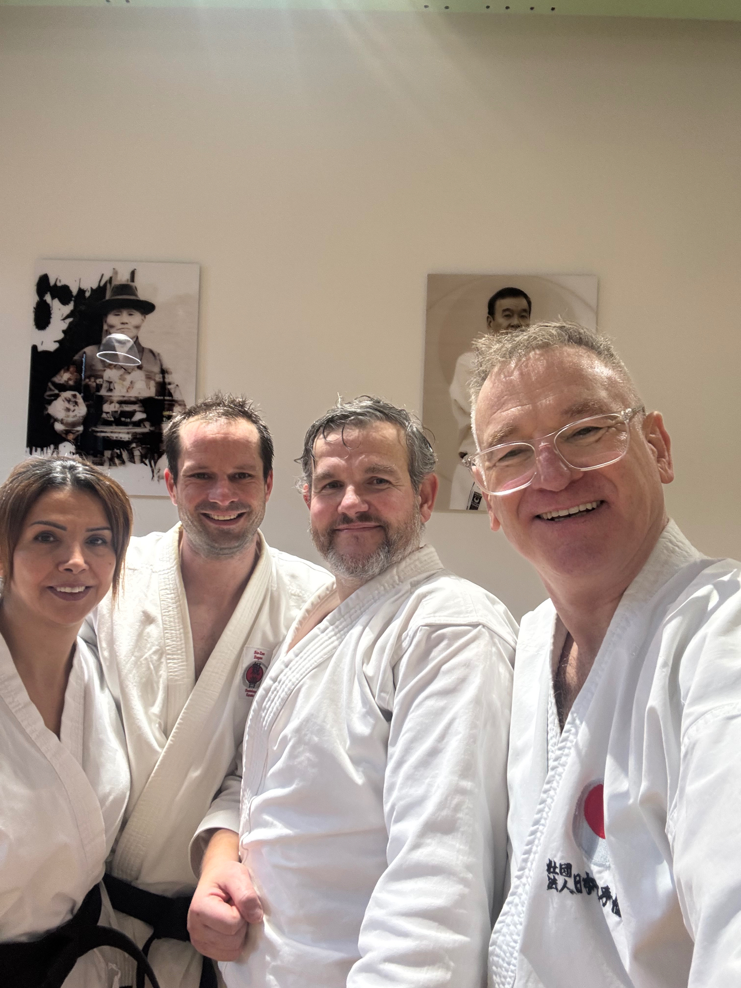 Gruppenfoto im Dojo vor den Porträts der JKA-Meister