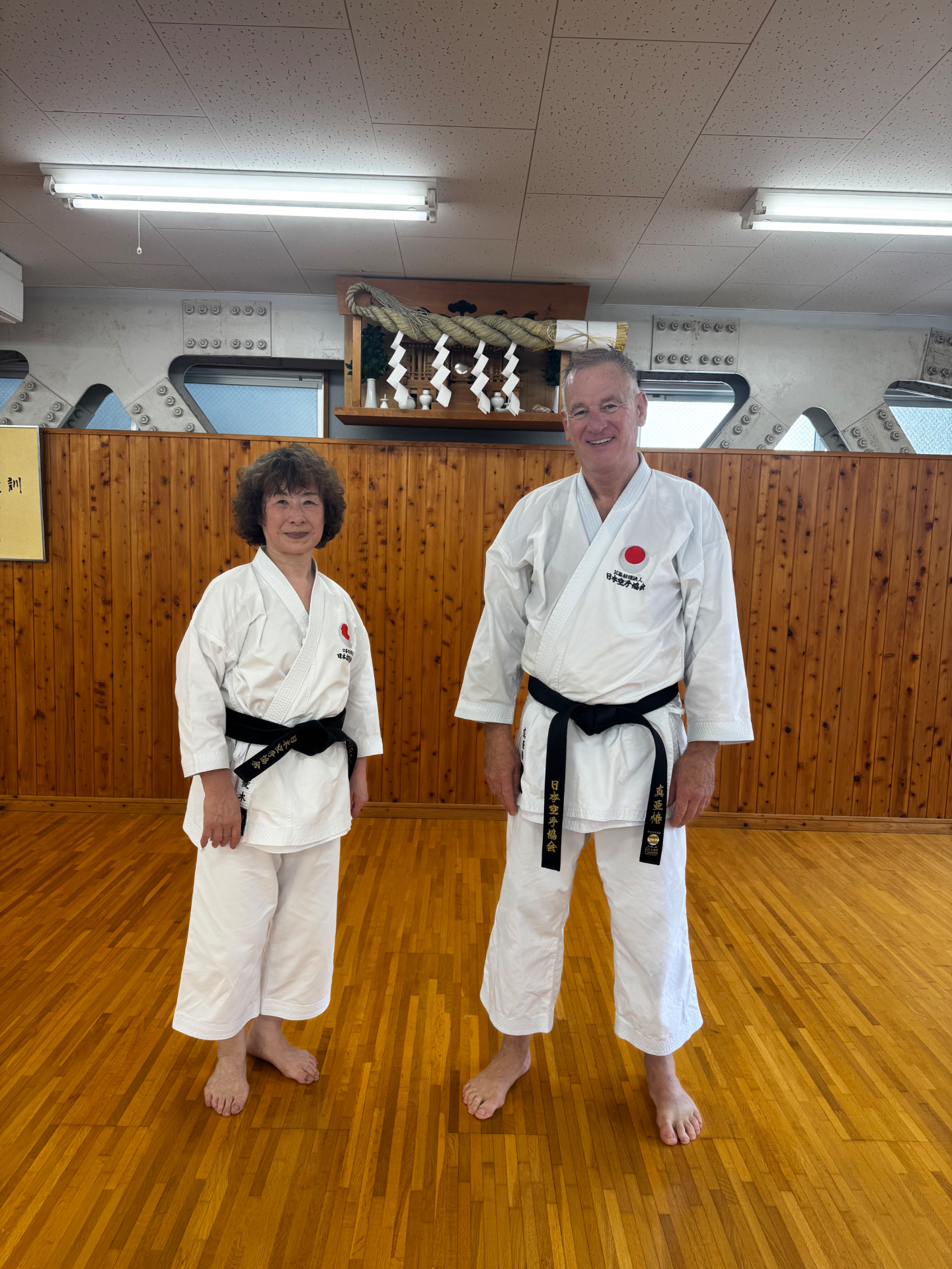 Mit der Sensei im Dojo vor dem Kamidana nach dem Training