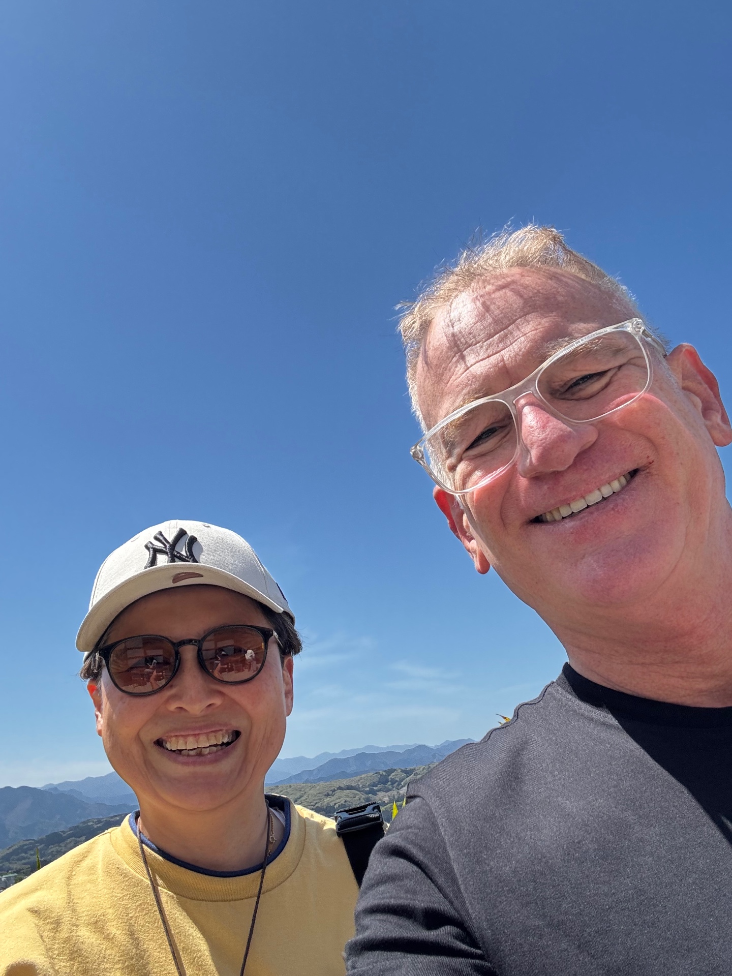 Selfie mit Bergpanorama unter klarem Himmel in Japan